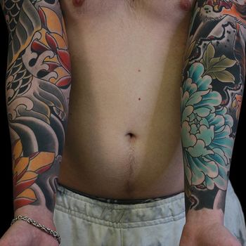 Татуировка мужская япония на предплечьях волны и пион