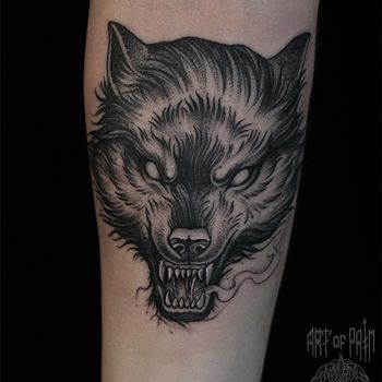 Татуировка мужская графика на предплечье волк скалится