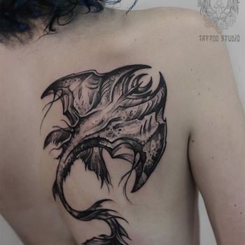 Татуировка женская графика на спине скат