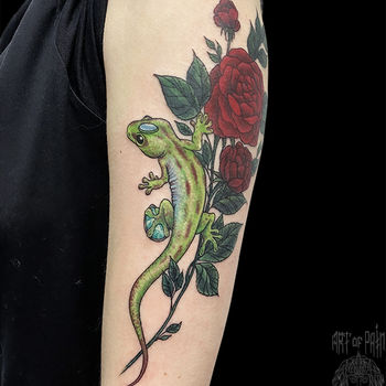 Татуировка женская нью скул на плече роза и ящерица