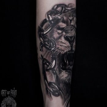Татуировка мужская в стиле реализм лев на предплечье 