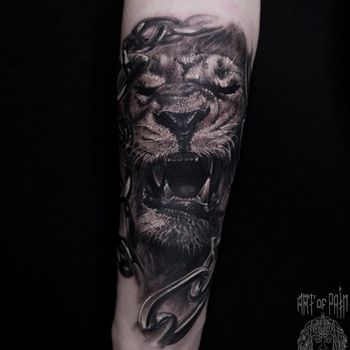 Татуировка мужская реализм на предплечье лев и цепь