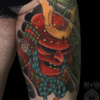 Татуировка мужская япония на бедре красная маска самурая