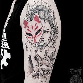 Татуировка мужская графика на плече кицуне