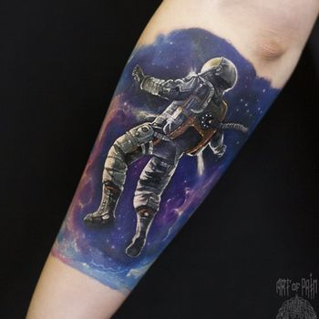 Татуировка женская реализм на предплечье космонавт