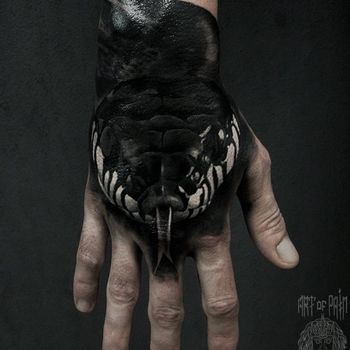 Татуировка мужская реализм на кисти змея