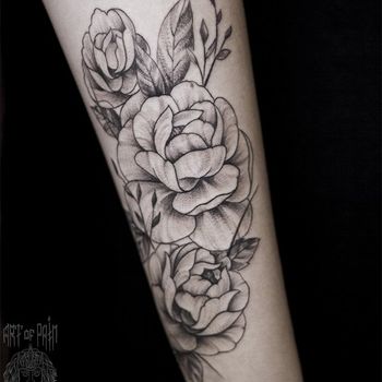 Татуировка женская графика на предплечье крупные цветы