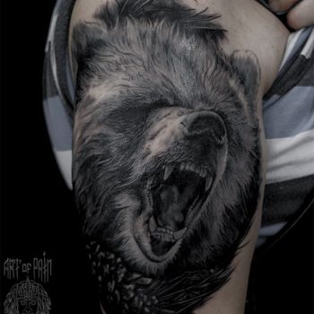 Татуировка мужская реализм на плече медведь и шишка