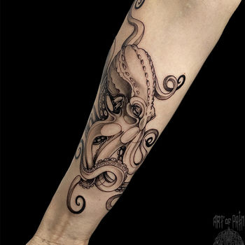 Татуировка женская графика на предплечье осьминог