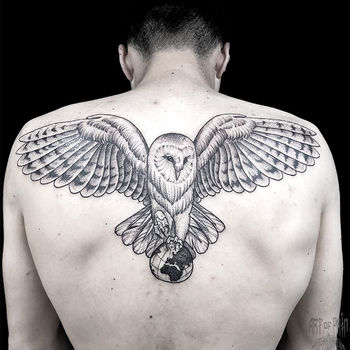 Татуировка мужская графика на спине сова