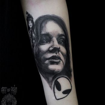 Татуировка женская реализм на предплечье портрет девушки и инопланетянин