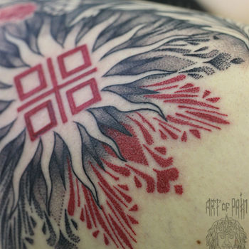 Татуировка женская орнаментал и графика на бедре мандала и растения