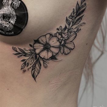 Татуировка женская графика на боку цветы 