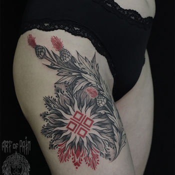 Татуировка женская орнаментал и графика на бедре мандала и репейник
