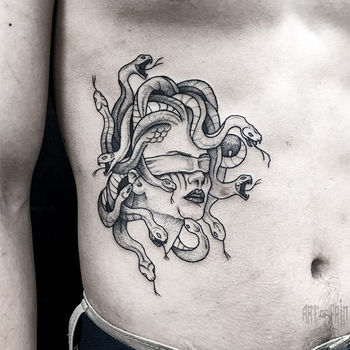 Татуировка мужская графика на боку Горгона Медуза