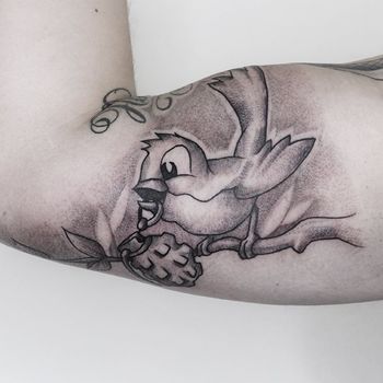 Татуировка мужская графика на руке птичка