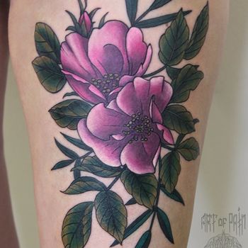 Татуировка женская нью-скул на бедре цветы