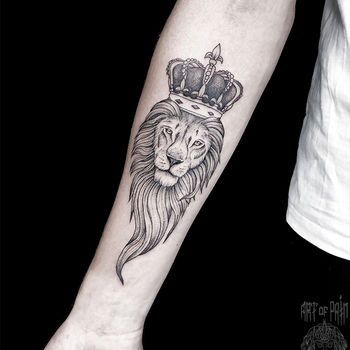 Татуировка женская графика на предплечье лев с короной