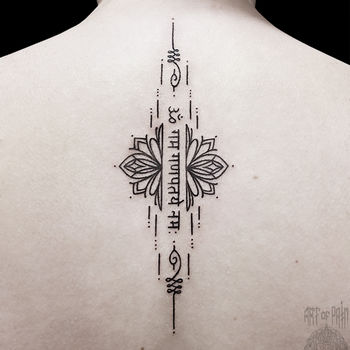 Татуировка женская орнаментал на спине узор и надпись