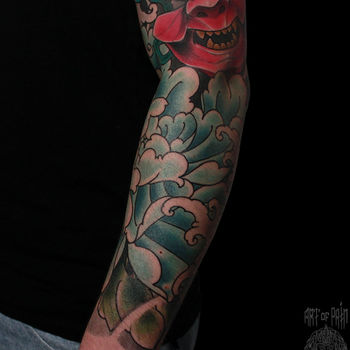 Татуировка мужская япония на предплечье череп самурая и пион