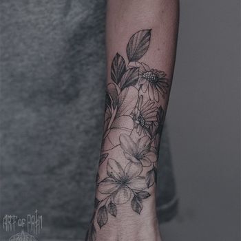 Татуировка женская графика цветы на предплечье