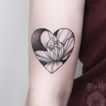 Татуировка женская графика на руке цветок в сердце