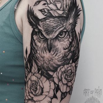 Татуировка женская графика на плече сова