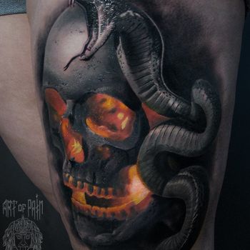 Татуировка женская хоррор на бедре череп и змея