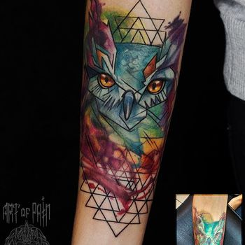 Женская татуировка на предплечье с совой (стиль: акварель)