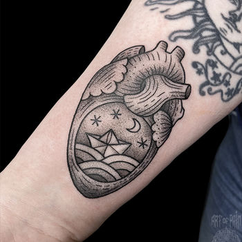 Татуировка женская олд скул на предплечье сердце и кораблик