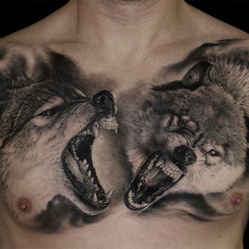 Татуировка мужская реализм на груди волки