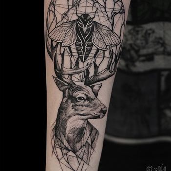 Татуировка мужская графика на предплечье олень и мотыль