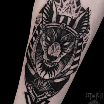Татуировка мужская black&grey на предплечье анубис