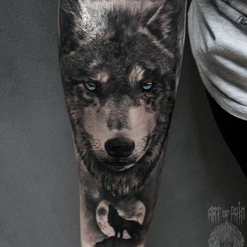 Татуировка мужская реализм на предплечье волк и полная луна