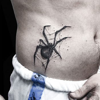 Татуировка мужская графика на боку черный паук