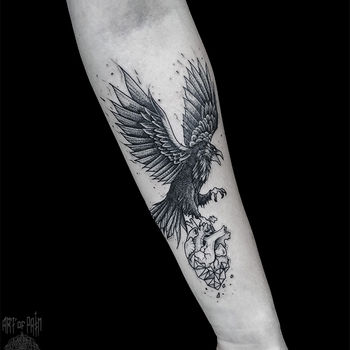 Татуировка женская графика на предплечье ворон