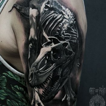 Татуировка мужская black&grey на плече скелет
