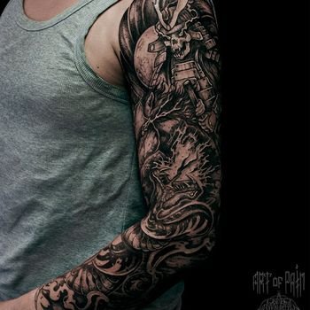 Татуировка мужская black&grey на руке скелет самурая и змея