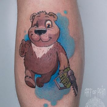 Татуировка мужская нью-скул на голени медведь с бензопилой