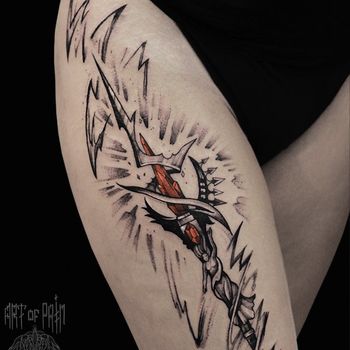 Татуировка женская графика на бедре копье