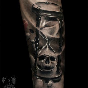 татуировка мужская хоррор на предплечье часы и череп