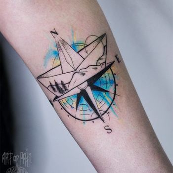 татуировка женская графика на предплечье роза ветров и бумажный кораблик