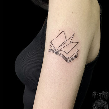 Татуировка женская графика на плече книга