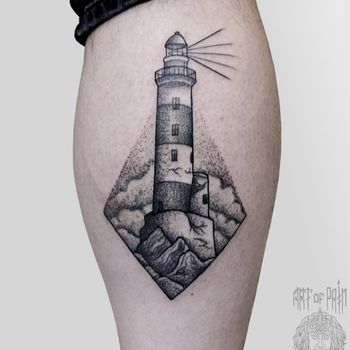Татуировка мужская графика и дотворк на голени маяк