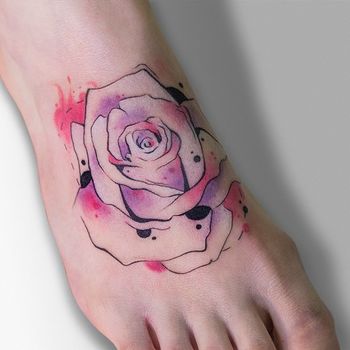 татуировка женская акварель на стопе роза