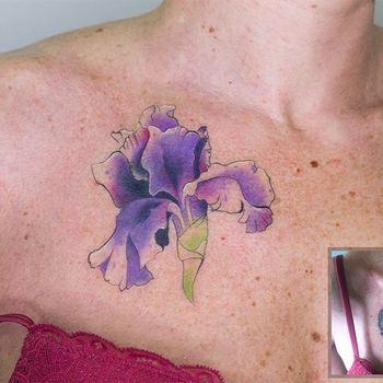 Татуировка женская акварель на груди ирис