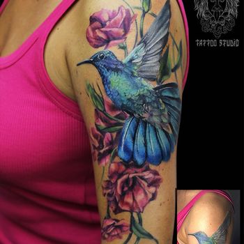 Татуировка женская реализм на плече колибри кавер