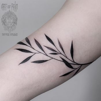 Татуировка женская графика на плече веточка минимализм