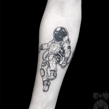 Татуировка женская графика на предплечье космонавт