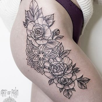 Татуировка женская графика на бедре цветы и мандала